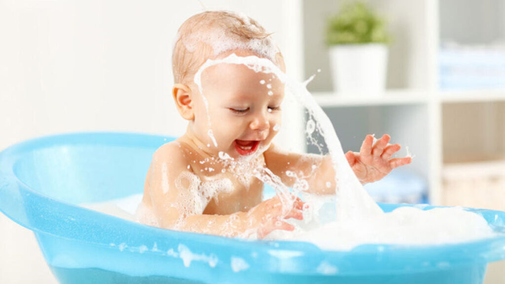 Uitvoerder Bewijs huiswerk Baby in bad – Waar moet je op letten? - Oudersenzo